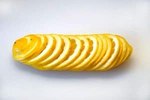 Zitronen gleichmäßig aufschneiden