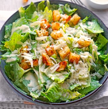 Caesar Salad mit frischen Croutons