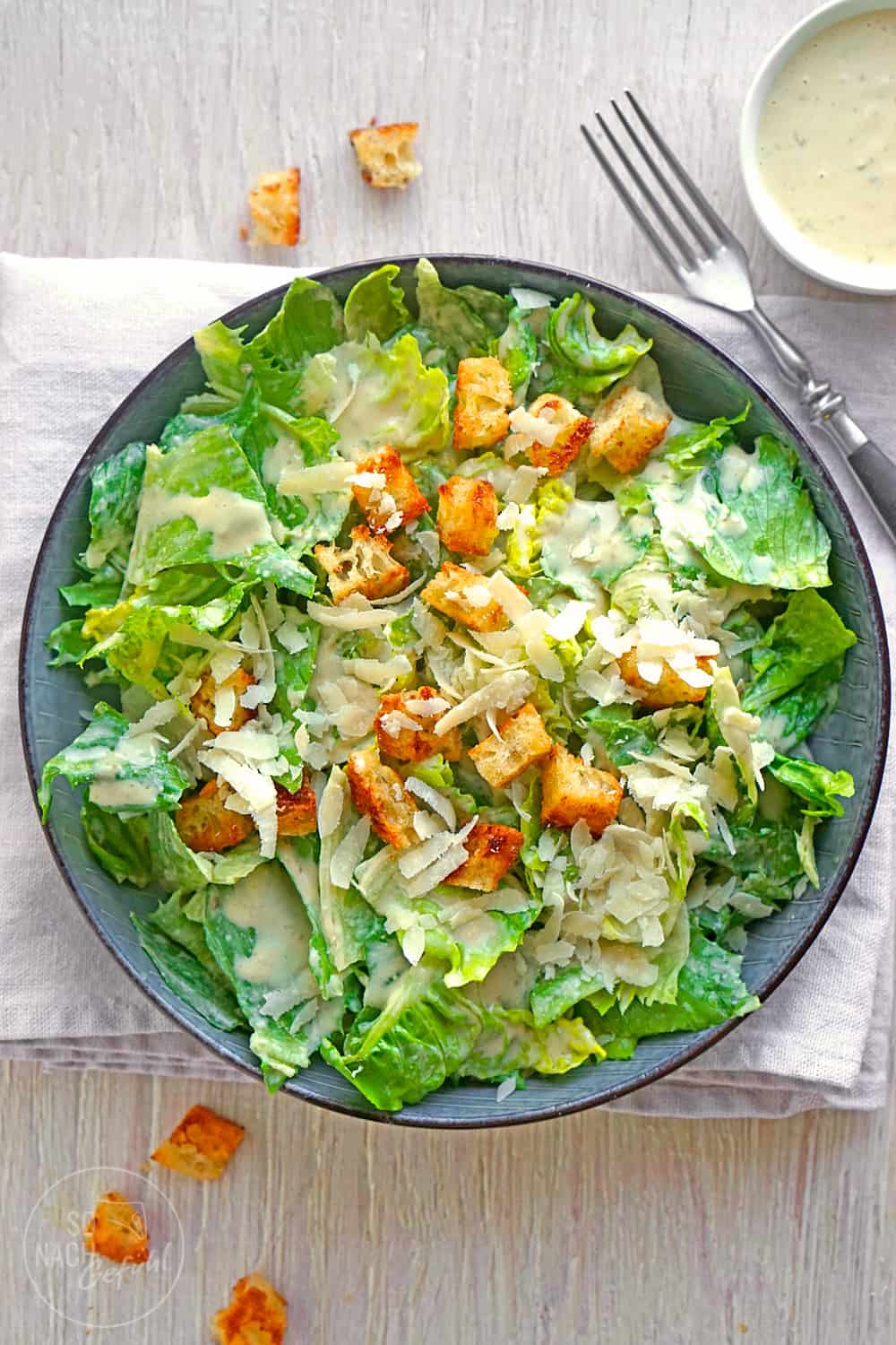 Caesar Salad mit frischen Croutons