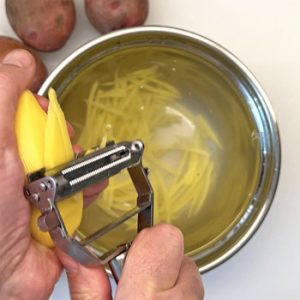 Kartoffelstifte schneiden
