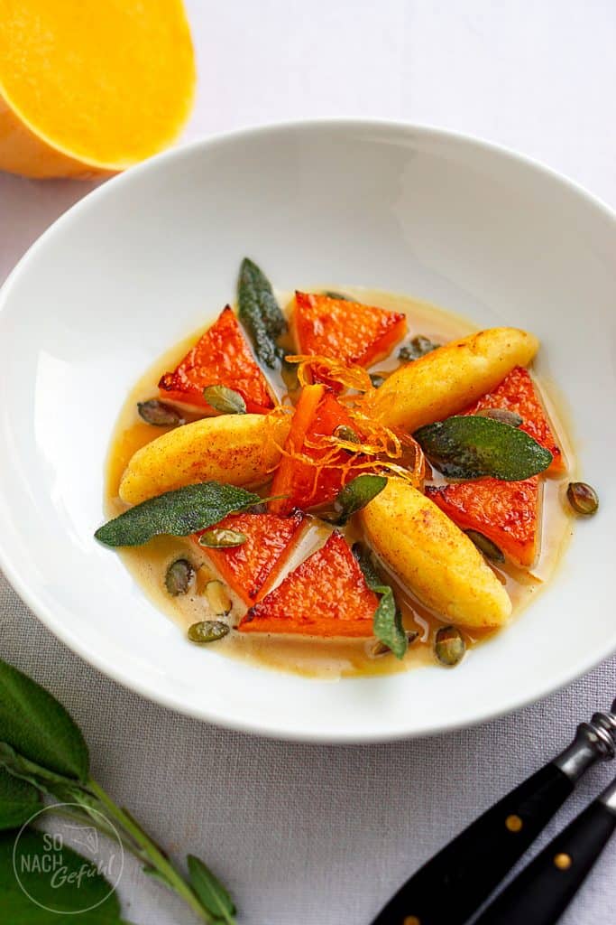 Kürbis im Salbei-Jus mit Grießnocken - So nach Gefühl Kürbis im Salbei-Jus mit Grießnocken - So nach Gefühl