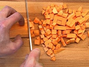 Süßkartoffeln schneiden