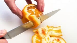 Orangenschale herunterschneiden