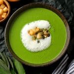 Kräutersuppe mit Buttermilchschaum