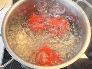 Tomaten brühen