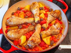 Huhn nach Baskenart vor dem Schmoren