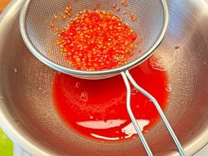 Tomatenkerne abtropfen