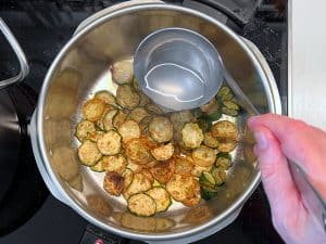 Zucchini mit Kochwasser erhitzen