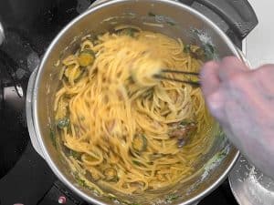 Spaghetti alla Nerano durchmischen
