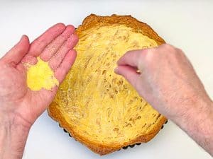 Mit Polenta ausstreuen