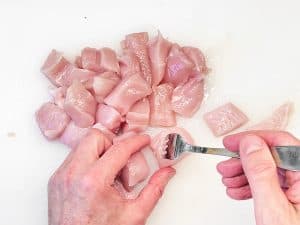 Hühnerfleischwürfel einstechen