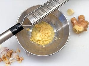 Knoblauch und Ingwer reiben
