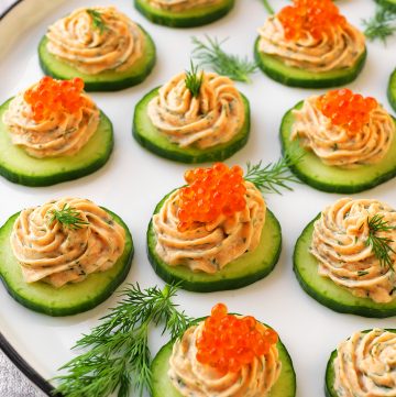 Lachscreme auf Gurkenscheiben