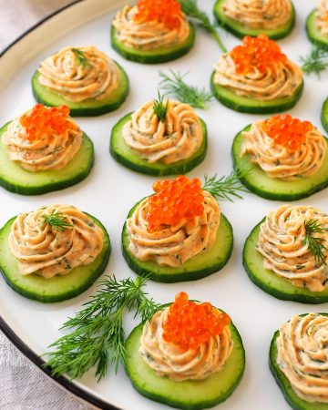 Lachscreme auf Gurkenscheiben