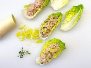 Creme anrichten im Salatblatt